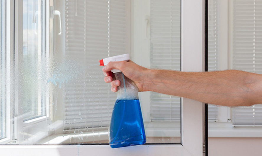 Pasos iniciales para la limpieza de ventanas de PVC