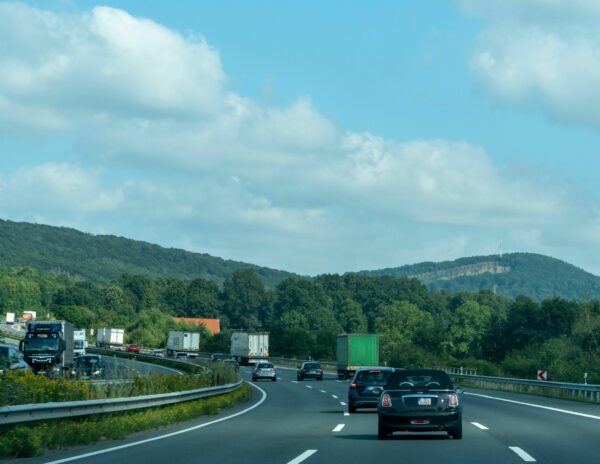 El envejecido parque móvil y las deficiencias en las infraestructuras reabren el debate sobre la seguridad vial en la época del año con más desplazamientos, según SMA Road Safety