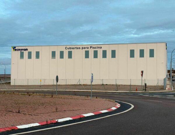Tecnyvan inicia producción en su nueva fábrica de cubiertas para piscinas en Salamanca