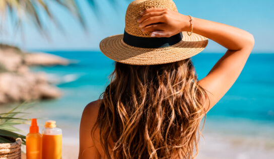 Cómo proteger tu cabello del sol, el cloro y el mar este verano